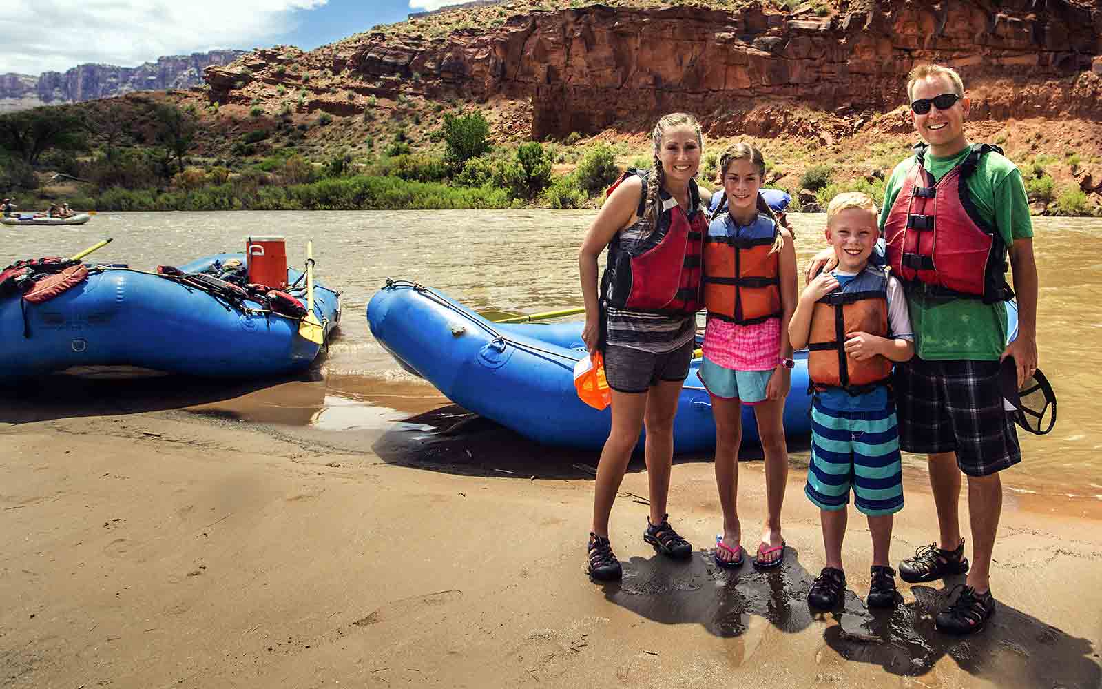 Family rafting in the grand canyon.
