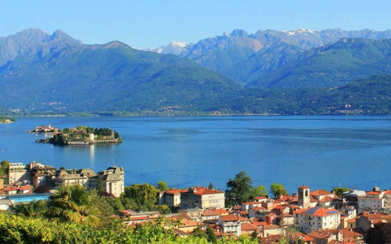 A picturesque view of a lake and mountain view in a mountain & trekking tour in Switzerland