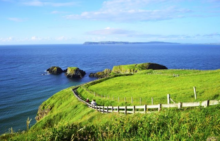 Two hikers traversing Ireland's legendary "Wild Atlantic Way" with MT Sobek! / MT Sobek
