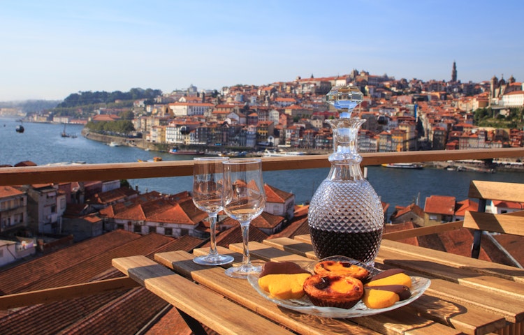 Enjoying fine wine and gourmet snacks during a Portos guided tour