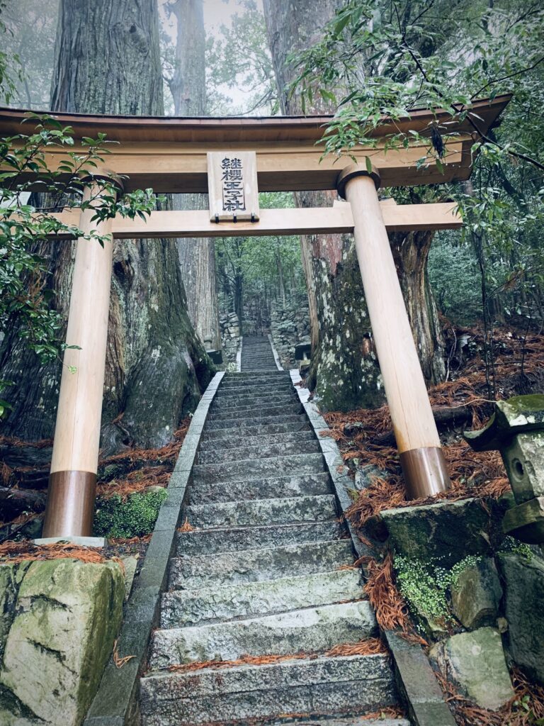 Travelers enjoying the sight of a shrine in Tsugizakura-oji