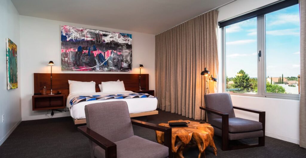 full-service bedroom and amenities in Hotel Saint George in Marfa