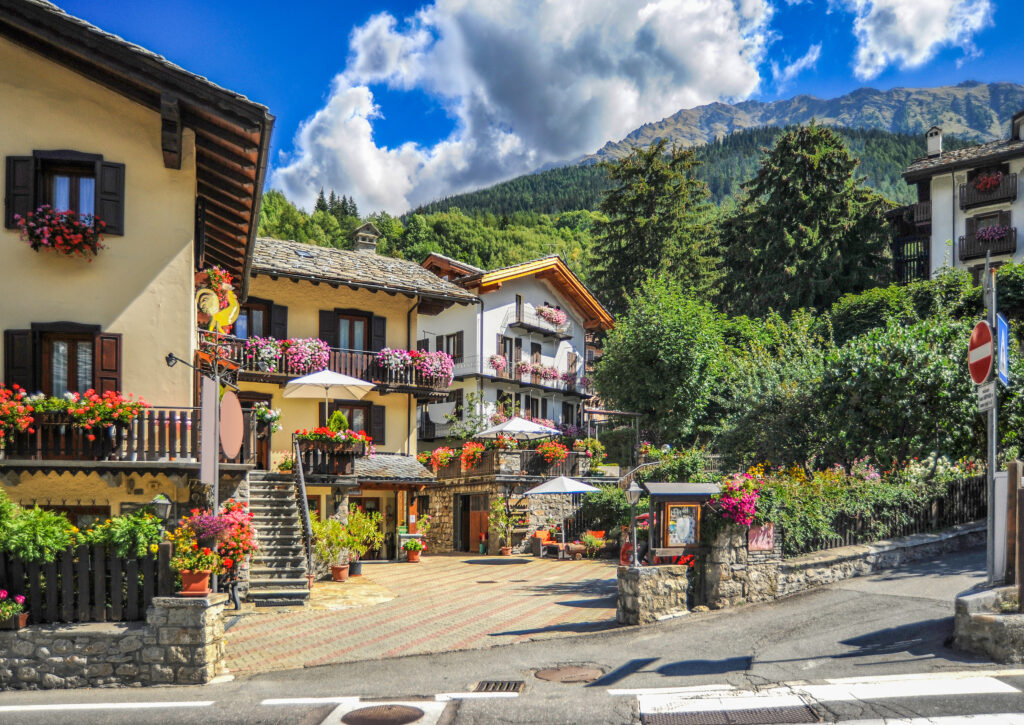 Courmayeur is one of the most famous mountain resorts in Europe, located at the foot of Mont Blanc in the north of the Aost Valley. There are many skiers here in winter and cyclists in summer.
