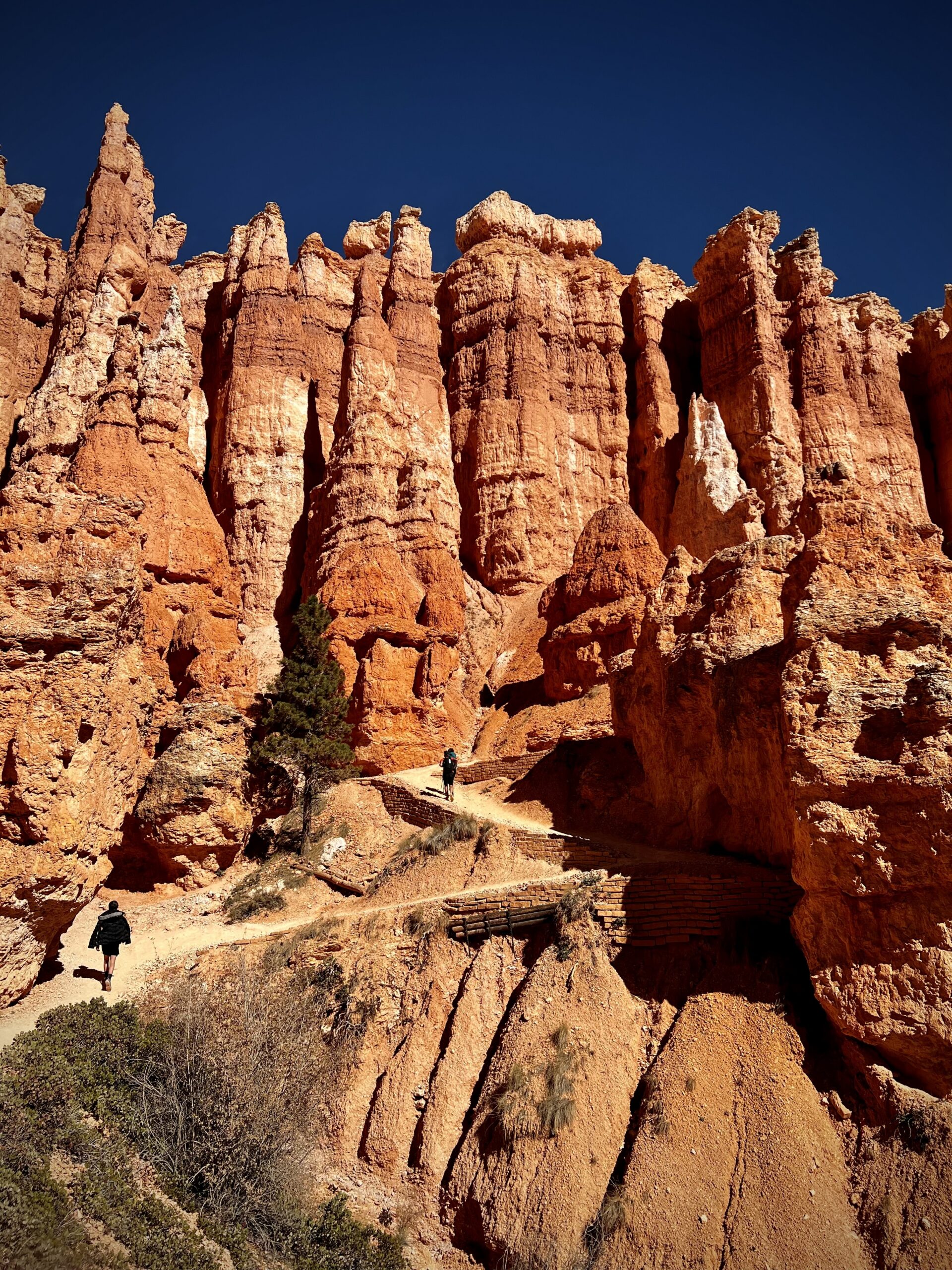 hiking queen's garden trail in bryce canyon national park